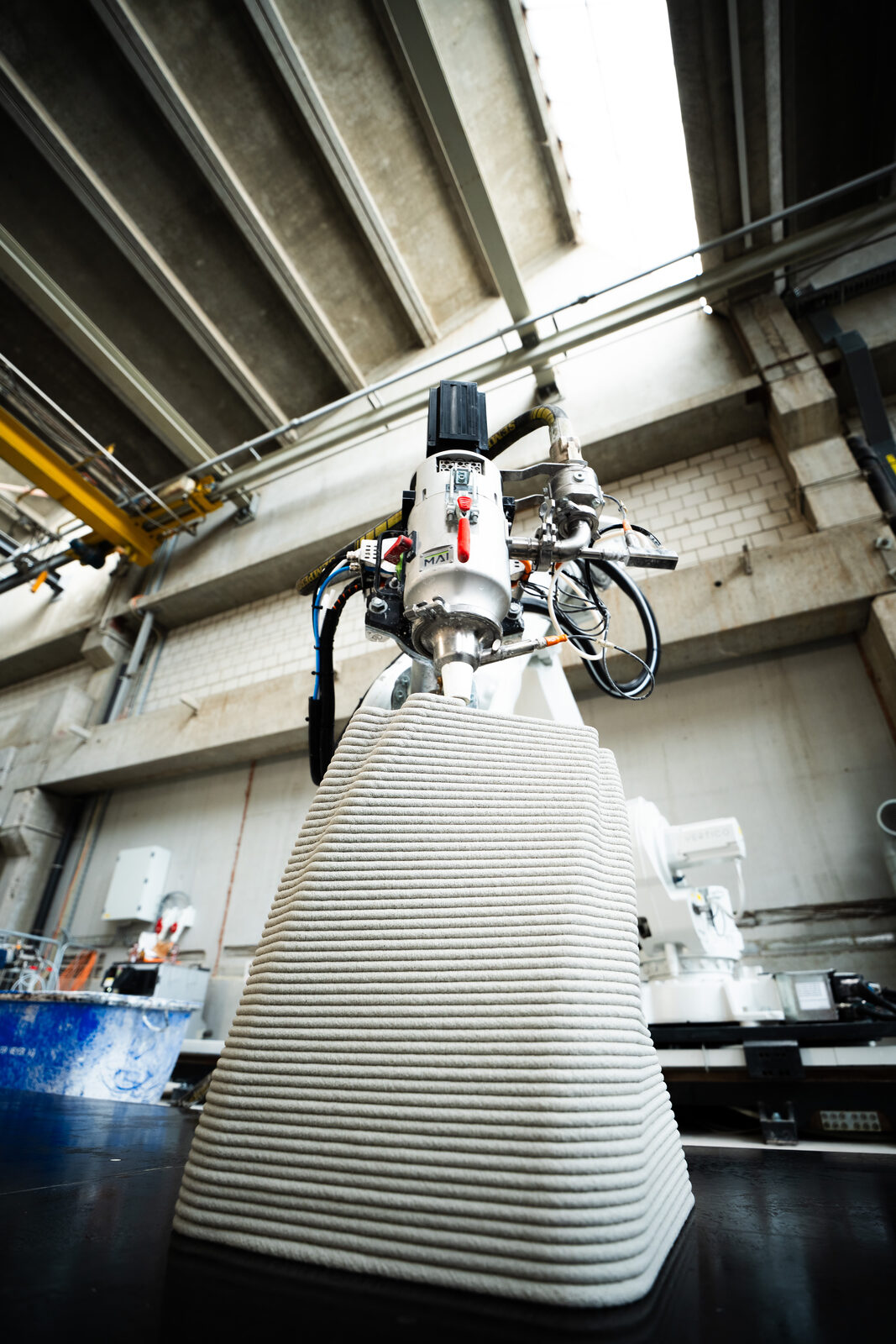 Sechsachsiger Roboter mit Druckkopf in der Halle