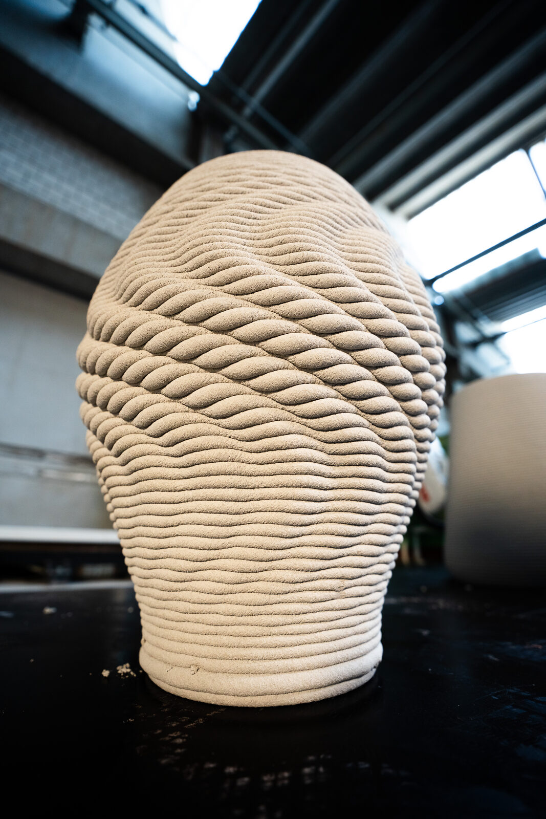 Gedruckte Vase mit kordelartig verdrehten Strängen